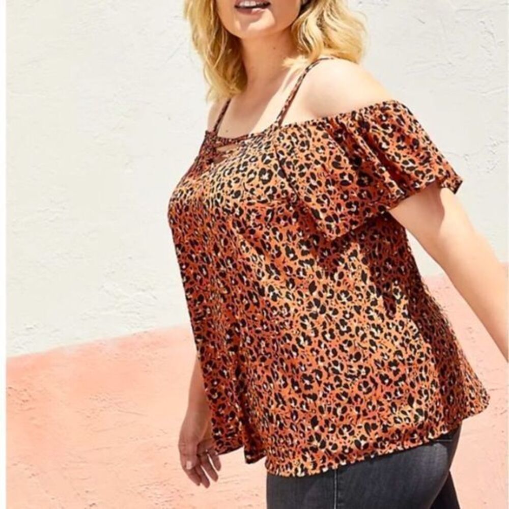 Torrid, cross cross cold shoulder, short sleeve top, woman’s size Large